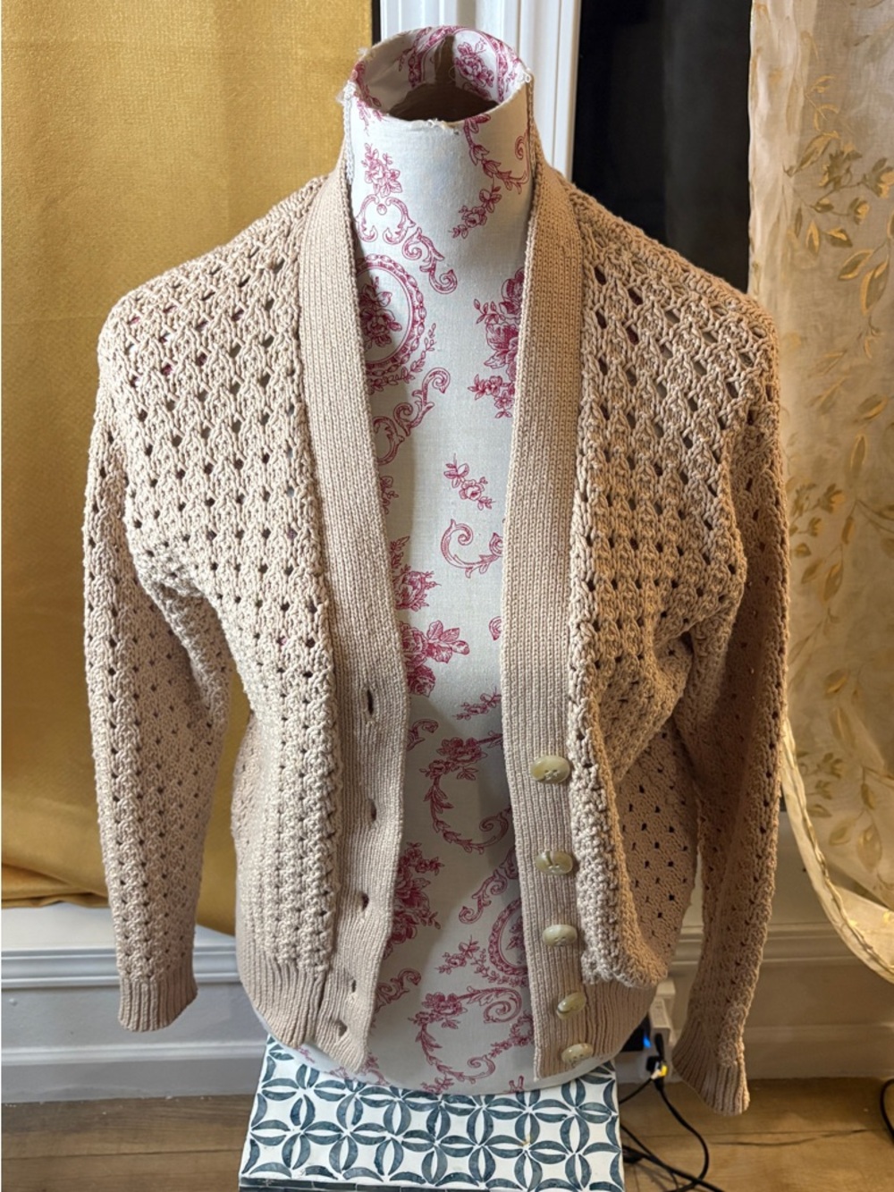 Ann Taylor Weekend Chunky Mesh Stitch V-Neck Light Beige Cardigan Sz Small - Picture 2 of 7
